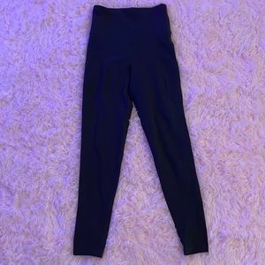 Blackish grey leggings with side pockets.